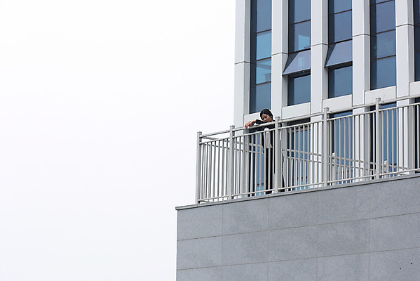 포토 JPG 주간 전신 여자 스트레스 한명 서기 20대 성인 야외 앞모습 비즈니스라이프 한국인 비즈니스우먼 고민 괴로움 압박 힘듦 성인여자한명만 판교 국내포토 자연요소 1 라이프스타일 감정 뷰포인트 컨셉 비즈니스 모션 사람 동양인 청년 직장인 여자한명만 성인여자만 분당 파일형식