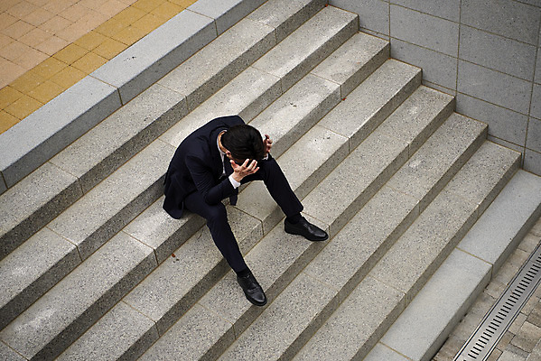 포토 JPG 주간 전신 남자 스트레스 한명 앉기 성인 야외 30대 비즈니스라이프 하이앵글 계단 한국인 비즈니스맨 고민 괴로움 압박 힘듦 성인남자한명만 판교 국내포토 자연요소 1 라이프스타일 감정 뷰포인트 컨셉 비즈니스 모션 사람 동양인 장년 직장인 남자한명만 성인남자만 분당 파일형식