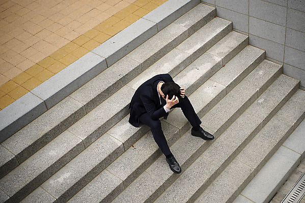 포토 JPG 주간 전신 남자 스트레스 한명 앉기 성인 야외 30대 비즈니스라이프 하이앵글 계단 한국인 비즈니스맨 고민 괴로움 압박 힘듦 성인남자한명만 판교 국내포토 자연요소 1 라이프스타일 감정 뷰포인트 컨셉 비즈니스 모션 사람 동양인 장년 직장인 남자한명만 성인남자만 분당 파일형식