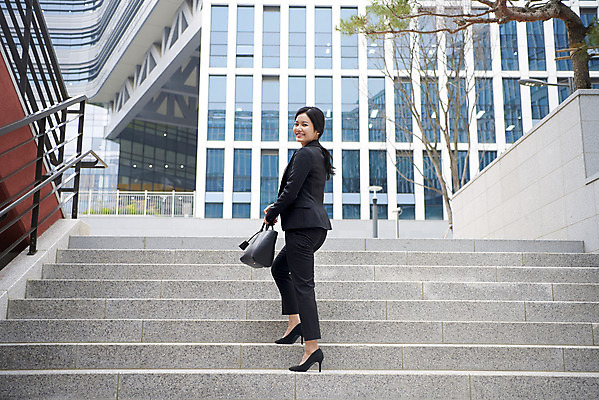 포토 JPG 주간 전신 여자 한명 미소 20대 성인 야외 뒷모습 비즈니스라이프 걷기 계단 한국인 비즈니스우먼 뒤돌아보기 즐거움 출근 퇴근 오르기 긍정 성인여자한명만 판교 국내포토 자연요소 1 라이프스타일 감정 뷰포인트 컨셉 비즈니스 모션 표정 사람 동양인 청년 직장인 출퇴근 여자한명만 성인여자만 분당 파일형식