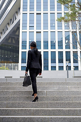 포토 JPG 주간 전신 여자 한명 20대 성인 야외 뒷모습 비즈니스라이프 걷기 계단 한국인 비즈니스우먼 출근 퇴근 오르기 긍정 성인여자한명만 판교 국내포토 자연요소 1 라이프스타일 뷰포인트 컨셉 비즈니스 모션 사람 동양인 청년 직장인 출퇴근 여자한명만 성인여자만 분당 파일형식