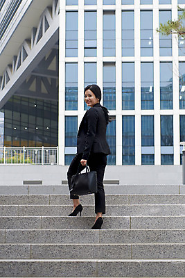 포토 JPG 주간 전신 여자 한명 미소 20대 성인 야외 뒷모습 비즈니스라이프 걷기 계단 한국인 비즈니스우먼 뒤돌아보기 즐거움 출근 퇴근 오르기 긍정 성인여자한명만 판교 국내포토 자연요소 1 라이프스타일 감정 뷰포인트 컨셉 비즈니스 모션 표정 사람 동양인 청년 직장인 출퇴근 여자한명만 성인여자만 분당 파일형식
