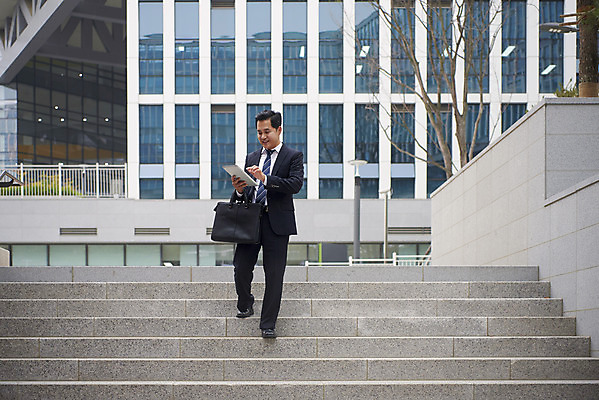 포토 JPG 주간 전신 남자 40대 중년 서류가방 한명 미소 들기 야외 비즈니스라이프 태블릿 걷기 계단 한국인 비즈니스맨 즐거움 출근 퇴근 얼리어답터 중년남자한명만 판교 국내포토 자연요소 1 라이프스타일 감정 가방 비즈니스 모션 표정 사람 동양인 성인 전자제품 스마트기기 직장인 출퇴근 남자한명만 중년남자만 분당 파일형식