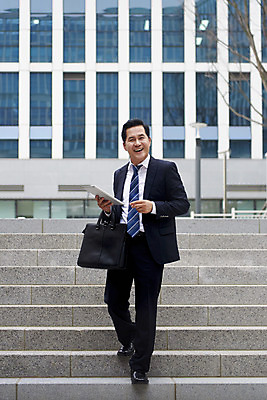 포토 JPG 주간 전신 남자 40대 중년 서류가방 한명 미소 들기 야외 비즈니스라이프 태블릿 걷기 계단 한국인 비즈니스맨 즐거움 출근 퇴근 얼리어답터 중년남자한명만 판교 국내포토 자연요소 1 라이프스타일 감정 가방 비즈니스 모션 표정 사람 동양인 성인 전자제품 스마트기기 직장인 출퇴근 남자한명만 중년남자만 분당 파일형식