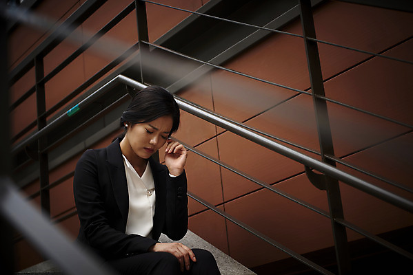 포토 JPG 주간 여자 생각 스트레스 한명 앉기 상반신 20대 성인 야외 앞모습 비즈니스라이프 계단 한국인 비즈니스우먼 좌절 고민 괴로움 압박 힘듦 성인여자한명만 판교 국내포토 자연요소 1 라이프스타일 감정 뷰포인트 컨셉 비즈니스 모션 사람 동양인 청년 직장인 여자한명만 성인여자만 분당 파일형식