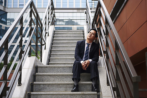 포토 JPG 주간 전신 남자 40대 중년 스트레스 한명 앉기 야외 앞모습 비즈니스라이프 계단 기댐 한국인 비즈니스맨 좌절 고민 괴로움 압박 힘듦 중년남자한명만 판교 국내포토 자연요소 1 라이프스타일 감정 뷰포인트 컨셉 비즈니스 모션 사람 동양인 성인 직장인 남자한명만 중년남자만 분당 파일형식