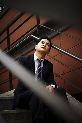 포토 JPG 주간 응시 남자 40대 중년 생각 스트레스 한명 앉기 상반신 야외 앞모습 비즈니스라이프 계단 기댐 한국인 비즈니스맨 좌절 고민 괴로움 압박 힘듦 중년남자한명만 판교 국내포토 자연요소 1 라이프스타일 시선 감정 뷰포인트 컨셉 비즈니스 모션 사람 동양인 성인 직장인 남자한명만 중년남자만 분당 파일형식