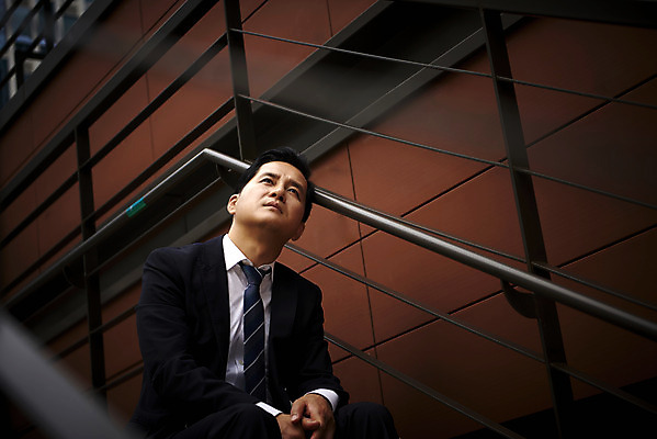 포토 JPG 주간 응시 남자 40대 중년 생각 스트레스 한명 앉기 상반신 야외 앞모습 비즈니스라이프 계단 기댐 한국인 비즈니스맨 좌절 고민 괴로움 압박 힘듦 중년남자한명만 판교 국내포토 자연요소 1 라이프스타일 시선 감정 뷰포인트 컨셉 비즈니스 모션 사람 동양인 성인 직장인 남자한명만 중년남자만 분당 파일형식