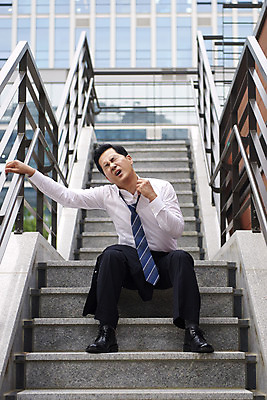 포토 JPG 주간 전신 남자 40대 중년 넥타이 스트레스 한명 앉기 야외 앞모습 비즈니스라이프 계단 한국인 비즈니스맨 좌절 고민 괴로움 압박 힘듦 답답함 중년남자한명만 판교 국내포토 자연요소 1 라이프스타일 잡화 감정 뷰포인트 컨셉 비즈니스 모션 사람 동양인 성인 직장인 감각 남자한명만 중년남자만 분당 파일형식