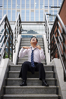 포토 JPG 주간 전신 남자 40대 중년 넥타이 스트레스 한명 앉기 야외 앞모습 비즈니스라이프 계단 한국인 비즈니스맨 좌절 고민 괴로움 압박 힘듦 답답함 중년남자한명만 판교 국내포토 자연요소 1 라이프스타일 잡화 감정 뷰포인트 컨셉 비즈니스 모션 사람 동양인 성인 직장인 감각 남자한명만 중년남자만 분당 파일형식