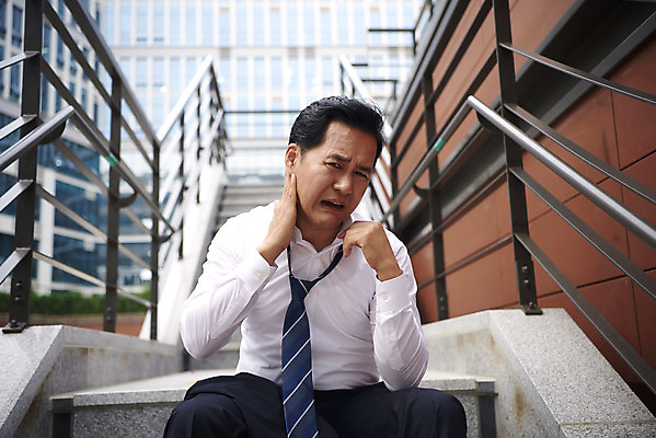 포토 JPG 주간 남자 40대 중년 스트레스 한명 앉기 상반신 야외 앞모습 비즈니스라이프 계단 한국인 비즈니스맨 좌절 더위 고민 괴로움 땀 압박 힘듦 답답함 중년남자한명만 판교 국내포토 자연요소 1 라이프스타일 감정 뷰포인트 컨셉 비즈니스 모션 날씨 사람 동양인 성인 직장인 감각 남자한명만 중년남자만 분당 파일형식