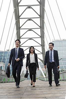 포토 JPG 주간 전신 여자 남자 40대 중년 협력 20대 성인 야외 앞모습 세명 30대 비즈니스라이프 걷기 한국인 비즈니스맨 비즈니스우먼 동료 출근 퇴근 육교 판교 국내포토 자연요소 라이프스타일 뷰포인트 비즈니스 관계 모션 사람 동양인 청년 장년 다리_건축물 직장인 출퇴근 분당 파일형식