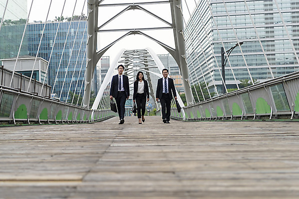 포토 JPG 주간 전신 여자 남자 40대 중년 협력 20대 성인 야외 앞모습 세명 30대 비즈니스라이프 걷기 한국인 비즈니스맨 비즈니스우먼 동료 출근 퇴근 육교 판교 국내포토 자연요소 라이프스타일 뷰포인트 비즈니스 관계 모션 사람 동양인 청년 장년 다리_건축물 직장인 출퇴근 분당 파일형식