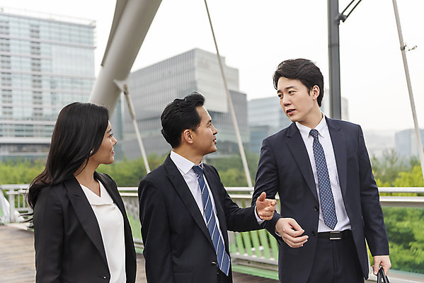 포토 JPG 주간 여자 남자 40대 중년 회의 협력 이야기 대화 서기 상반신 20대 성인 야외 앞모습 옆모습 세명 30대 비즈니스라이프 한국인 비즈니스맨 비즈니스우먼 토론 동료 육교 판교 국내포토 자연요소 라이프스타일 뷰포인트 비즈니스 관계 모션 말하기 사람 동양인 청년 장년 다리_건축물 직장인 분당 파일형식