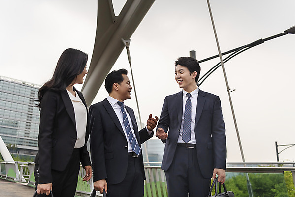 포토 JPG 주간 여자 남자 40대 중년 회의 협력 이야기 대화 서기 미소 상반신 20대 성인 야외 앞모습 옆모습 세명 30대 비즈니스라이프 한국인 비즈니스맨 비즈니스우먼 토론 동료 육교 판교 국내포토 자연요소 라이프스타일 뷰포인트 비즈니스 관계 모션 표정 말하기 사람 동양인 청년 장년 다리_건축물 직장인 분당 파일형식