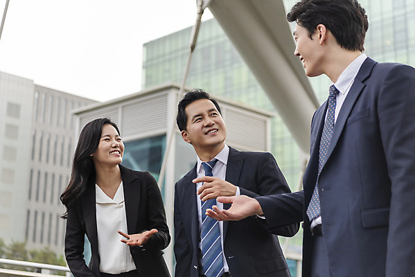 포토 JPG 주간 여자 남자 40대 중년 회의 협력 이야기 대화 서기 상반신 20대 성인 야외 앞모습 옆모습 세명 30대 비즈니스라이프 한국인 비즈니스맨 비즈니스우먼 토론 동료 육교 판교 국내포토 자연요소 라이프스타일 뷰포인트 비즈니스 관계 모션 말하기 사람 동양인 청년 장년 다리_건축물 직장인 분당 파일형식