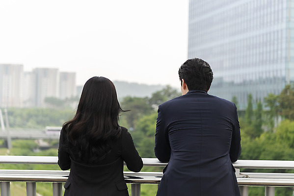 포토 JPG 주간 여자 남자 협력 서기 상반신 20대 성인 야외 두명 30대 비즈니스라이프 한국인 비즈니스맨 비즈니스우먼 동료 육교 성인만 판교 국내포토 자연요소 라이프스타일 비즈니스 관계 모션 사람 동양인 청년 장년 다리_건축물 직장인 분당 파일형식