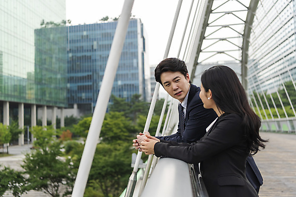 포토 JPG 주간 커플 여자 남자 협력 대화 서기 상반신 20대 성인 야외 두명 옆모습 30대 비즈니스라이프 한국인 비즈니스맨 비즈니스우먼 동료 육교 사내연애 성인만 판교 국내포토 자연요소 라이프스타일 뷰포인트 비즈니스 관계 모션 말하기 사람 동양인 청년 장년 다리_건축물 직장인 분당 파일형식