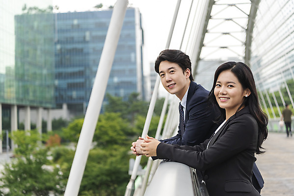 포토 JPG 주간 커플 여자 남자 협력 대화 서기 미소 상반신 20대 성인 야외 두명 옆모습 30대 비즈니스라이프 한국인 비즈니스맨 비즈니스우먼 동료 육교 사내연애 성인만 판교 국내포토 자연요소 라이프스타일 뷰포인트 비즈니스 관계 모션 표정 말하기 사람 동양인 청년 장년 다리_건축물 직장인 분당 파일형식
