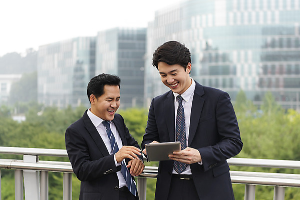 포토 JPG 주간 남자 40대 중년 회의 협력 대화 서기 미소 들기 상반신 성인 야외 앞모습 30대 비즈니스라이프 태블릿 한국인 가리킴 상사 동료 육교 부하직원 남자만 판교 국내포토 자연요소 라이프스타일 뷰포인트 비즈니스 관계 모션 표정 말하기 사람 동양인 손짓 장년 전자제품 스마트기기 다리_건축물 분당 파일형식