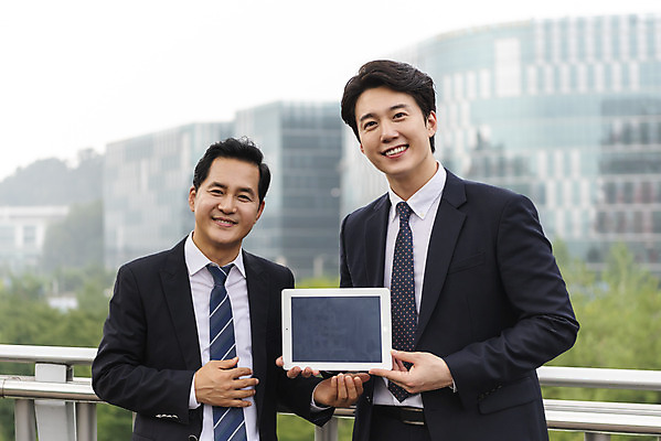 포토 JPG 주간 남자 40대 중년 회의 협력 대화 서기 미소 들기 상반신 성인 야외 앞모습 30대 비즈니스라이프 태블릿 한국인 가리킴 상사 동료 육교 부하직원 남자만 판교 국내포토 자연요소 라이프스타일 뷰포인트 비즈니스 관계 모션 표정 말하기 사람 동양인 손짓 장년 전자제품 스마트기기 다리_건축물 분당 파일형식