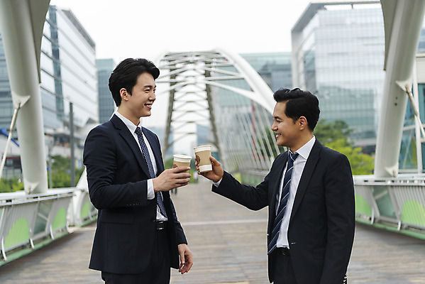 포토 JPG 주간 남자 커피 40대 중년 협력 휴식 서기 미소 들기 상반신 성인 야외 옆모습 30대 비즈니스라이프 한국인 상사 동료 육교 부하직원 남자만 판교 국내포토 자연요소 라이프스타일 음료 뷰포인트 컨셉 비즈니스 관계 모션 표정 사람 동양인 장년 다리_건축물 분당 파일형식