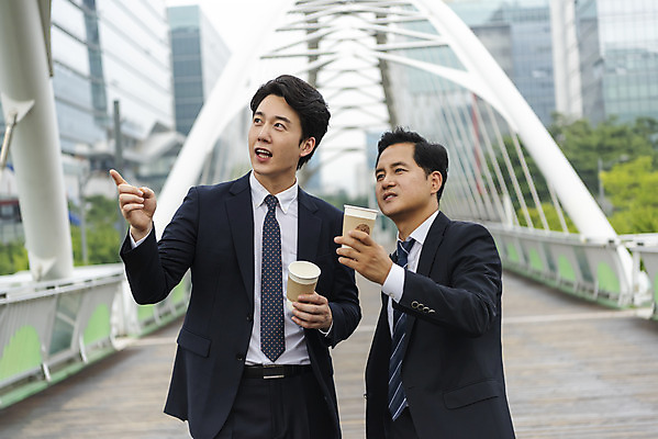 포토 JPG 주간 남자 커피 40대 중년 협력 휴식 서기 들기 상반신 성인 야외 앞모습 옆모습 30대 비즈니스라이프 한국인 가리킴 상사 동료 육교 부하직원 남자만 판교 국내포토 자연요소 라이프스타일 음료 뷰포인트 컨셉 비즈니스 관계 모션 사람 동양인 손짓 장년 다리_건축물 분당 파일형식