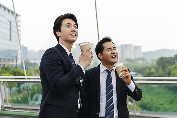 포토 JPG 주간 응시 남자 커피 40대 중년 협력 서기 들기 상반신 성인 야외 앞모습 옆모습 30대 비즈니스라이프 한국인 상사 동료 육교 부하직원 남자만 판교 국내포토 자연요소 라이프스타일 시선 음료 뷰포인트 비즈니스 관계 모션 사람 동양인 장년 다리_건축물 분당 파일형식