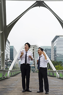 포토 JPG 주간 전신 남자 40대 중년 서기 성인 야외 앞모습 30대 비즈니스라이프 한국인 더위 상사 동료 육교 부하직원 남자만 판교 국내포토 자연요소 라이프스타일 뷰포인트 비즈니스 관계 모션 날씨 사람 동양인 장년 다리_건축물 분당 파일형식