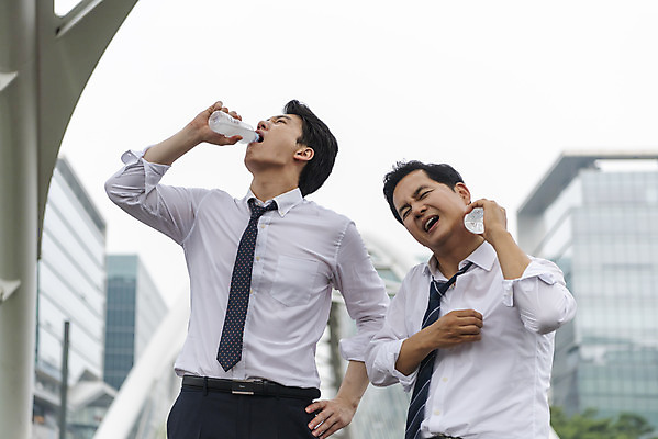 포토 JPG 주간 남자 40대 중년 서기 상반신 성인 야외 앞모습 물 30대 비즈니스라이프 한국인 더위 상사 동료 육교 부하직원 얼음물 남자만 판교 국내포토 자연요소 라이프스타일 뷰포인트 비즈니스 관계 모션 날씨 사람 동양인 장년 다리_건축물 분당 파일형식