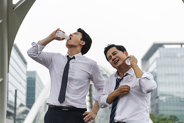 포토 JPG 주간 남자 40대 중년 서기 상반신 성인 야외 앞모습 물 30대 비즈니스라이프 한국인 더위 상사 동료 육교 부하직원 얼음물 남자만 판교 국내포토 자연요소 라이프스타일 뷰포인트 비즈니스 관계 모션 날씨 사람 동양인 장년 다리_건축물 분당 파일형식