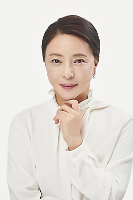 포토 JPG 스튜디오촬영 여자 중년 50대 중년라이프 실내 한명 미소 누끼 사람 손짓 상반신 앞모습 뷰티 한국인 흰배경 블라우스 의료성형뷰티 중년여자한명만 국내포토 1 라이프스타일 뷰포인트 백그라운드 상의 모션 표정 동양인 성인 내부 흰색 여자한명만 중년여자만 파일형식