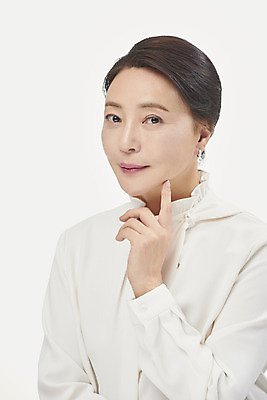 포토 JPG 스튜디오촬영 여자 중년 50대 중년라이프 실내 한명 미소 누끼 사람 손짓 상반신 앞모습 뷰티 한국인 흰배경 블라우스 의료성형뷰티 중년여자한명만 국내포토 1 라이프스타일 뷰포인트 백그라운드 상의 모션 표정 동양인 성인 내부 흰색 여자한명만 중년여자만 파일형식