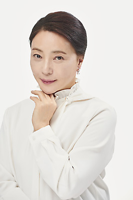 포토 JPG 스튜디오촬영 여자 중년 50대 중년라이프 실내 한명 미소 누끼 사람 손짓 상반신 앞모습 뷰티 한국인 흰배경 블라우스 의료성형뷰티 중년여자한명만 국내포토 1 라이프스타일 뷰포인트 백그라운드 상의 모션 표정 동양인 성인 내부 흰색 여자한명만 중년여자만 파일형식