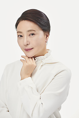 포토 JPG 스튜디오촬영 여자 중년 50대 중년라이프 실내 한명 미소 누끼 사람 손짓 상반신 앞모습 뷰티 한국인 흰배경 블라우스 의료성형뷰티 중년여자한명만 국내포토 1 라이프스타일 뷰포인트 백그라운드 상의 모션 표정 동양인 성인 내부 흰색 여자한명만 중년여자만 파일형식