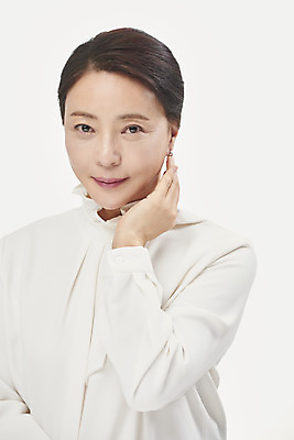 포토 JPG 스튜디오촬영 여자 중년 50대 중년라이프 실내 한명 미소 누끼 사람 손짓 상반신 앞모습 뷰티 한국인 흰배경 블라우스 의료성형뷰티 중년여자한명만 국내포토 1 라이프스타일 뷰포인트 백그라운드 상의 모션 표정 동양인 성인 내부 흰색 여자한명만 중년여자만 파일형식