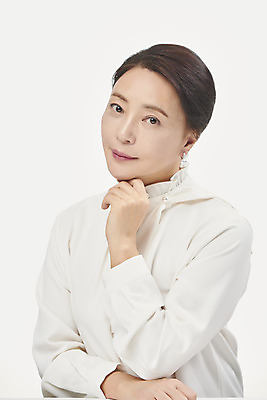 포토 JPG 스튜디오촬영 여자 중년 50대 중년라이프 실내 한명 미소 누끼 사람 상반신 앞모습 뷰티 턱괴기 한국인 흰배경 블라우스 의료성형뷰티 중년여자한명만 국내포토 1 라이프스타일 뷰포인트 백그라운드 상의 모션 표정 동양인 성인 내부 흰색 여자한명만 중년여자만 파일형식