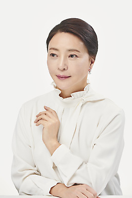 포토 JPG 스튜디오촬영 응시 여자 중년 50대 중년라이프 실내 한명 누끼 사람 상반신 앞모습 뷰티 한국인 흰배경 블라우스 의료성형뷰티 중년여자한명만 국내포토 1 라이프스타일 시선 뷰포인트 백그라운드 상의 동양인 성인 내부 흰색 여자한명만 중년여자만 파일형식