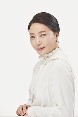 포토 JPG 스튜디오촬영 여자 중년 50대 중년라이프 실내 한명 미소 누끼 사람 상반신 옆모습 뷰티 한국인 흰배경 블라우스 의료성형뷰티 중년여자한명만 국내포토 1 라이프스타일 뷰포인트 백그라운드 상의 표정 동양인 성인 내부 흰색 여자한명만 중년여자만 파일형식