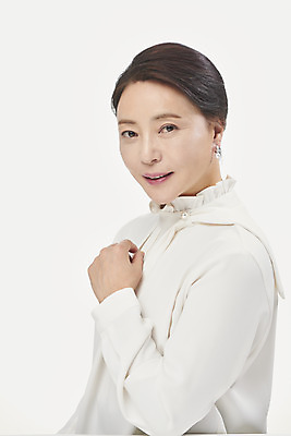 포토 JPG 스튜디오촬영 여자 중년 50대 중년라이프 실내 한명 미소 누끼 사람 상반신 옆모습 뷰티 한국인 흰배경 블라우스 의료성형뷰티 중년여자한명만 국내포토 1 라이프스타일 뷰포인트 백그라운드 상의 표정 동양인 성인 내부 흰색 여자한명만 중년여자만 파일형식