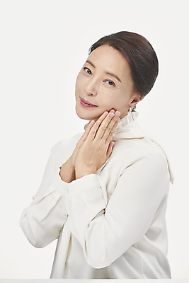 포토 JPG 스튜디오촬영 여자 중년 50대 중년라이프 실내 한명 미소 누끼 사람 손짓 상반신 옆모습 뷰티 한국인 흰배경 블라우스 의료성형뷰티 중년여자한명만 국내포토 1 라이프스타일 뷰포인트 백그라운드 상의 모션 표정 동양인 성인 내부 흰색 여자한명만 중년여자만 파일형식