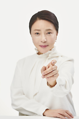 포토 JPG 스튜디오촬영 여자 중년 50대 중년라이프 실내 한명 누끼 사람 손짓 상반신 앞모습 아웃포커스 뷰티 터치 한국인 잡기 흰배경 블라우스 의료성형뷰티 중년여자한명만 국내포토 1 라이프스타일 뷰포인트 백그라운드 상의 모션 촬영기법 동양인 성인 내부 흰색 여자한명만 중년여자만 파일형식