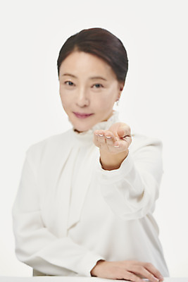 포토 JPG 스튜디오촬영 여자 중년 50대 중년라이프 실내 한명 미소 누끼 사람 손짓 상반신 앞모습 아웃포커스 뷰티 한국인 잡기 흰배경 블라우스 의료성형뷰티 중년여자한명만 국내포토 1 라이프스타일 뷰포인트 백그라운드 상의 모션 촬영기법 표정 동양인 성인 내부 흰색 여자한명만 중년여자만 파일형식