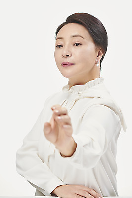 포토 JPG 스튜디오촬영 응시 여자 중년 50대 중년라이프 실내 한명 누끼 사람 손짓 상반신 옆모습 뷰티 만지기 한국인 잡기 흰배경 블라우스 의료성형뷰티 중년여자한명만 국내포토 1 라이프스타일 시선 뷰포인트 백그라운드 상의 모션 동양인 성인 내부 흰색 여자한명만 중년여자만 파일형식