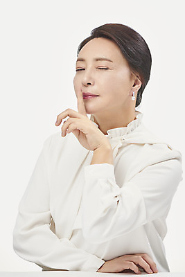 포토 JPG 스튜디오촬영 여자 중년 50대 중년라이프 실내 한명 누끼 사람 손짓 상반신 옆모습 뷰티 눈감음 한국인 흰배경 블라우스 쉿 의료성형뷰티 중년여자한명만 국내포토 1 라이프스타일 뷰포인트 백그라운드 상의 모션 동양인 성인 내부 흰색 조용 여자한명만 중년여자만 파일형식