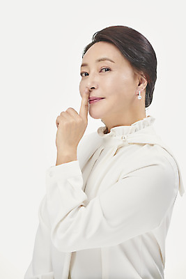 포토 JPG 스튜디오촬영 여자 중년 50대 중년라이프 실내 한명 미소 누끼 사람 손짓 상반신 옆모습 뷰티 한국인 흰배경 블라우스 쉿 의료성형뷰티 중년여자한명만 국내포토 1 라이프스타일 뷰포인트 백그라운드 상의 모션 표정 동양인 성인 내부 흰색 조용 여자한명만 중년여자만 파일형식