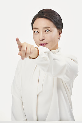 포토 JPG 스튜디오촬영 응시 여자 중년 50대 중년라이프 실내 한명 누끼 사람 손짓 상반신 옆모습 뷰티 한국인 가리킴 흰배경 블라우스 의료성형뷰티 중년여자한명만 국내포토 1 라이프스타일 시선 뷰포인트 백그라운드 상의 모션 동양인 성인 내부 흰색 여자한명만 중년여자만 파일형식