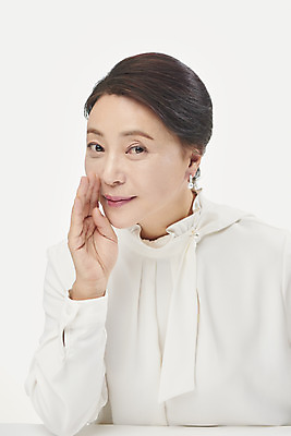 포토 JPG 스튜디오촬영 여자 중년 50대 중년라이프 실내 한명 미소 누끼 사람 손짓 상반신 앞모습 뷰티 한국인 비밀 귓속말 흰배경 블라우스 의료성형뷰티 중년여자한명만 국내포토 1 라이프스타일 뷰포인트 백그라운드 컨셉 상의 모션 표정 동양인 성인 내부 흰색 여자한명만 중년여자만 파일형식