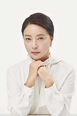 포토 JPG 스튜디오촬영 여자 중년 50대 중년라이프 실내 무표정 한명 누끼 사람 손짓 상반신 앞모습 뷰티 한국인 흰배경 블라우스 의료성형뷰티 중년여자한명만 국내포토 1 라이프스타일 감정 뷰포인트 백그라운드 상의 모션 표정 동양인 성인 내부 흰색 여자한명만 중년여자만 파일형식