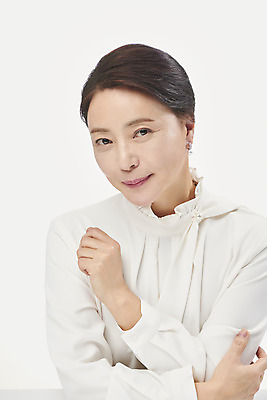 포토 JPG 스튜디오촬영 여자 중년 50대 중년라이프 실내 한명 미소 누끼 사람 손짓 상반신 앞모습 뷰티 한국인 흰배경 블라우스 의료성형뷰티 중년여자한명만 국내포토 1 라이프스타일 뷰포인트 백그라운드 상의 모션 표정 동양인 성인 내부 흰색 여자한명만 중년여자만 파일형식